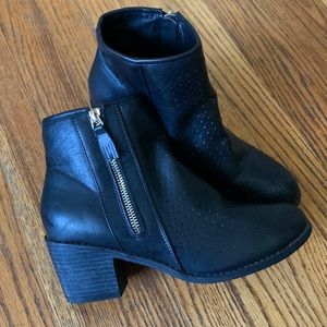 Black booties with a zipper size 7.5